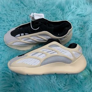 YEEZY 700 V3 AZAEL
